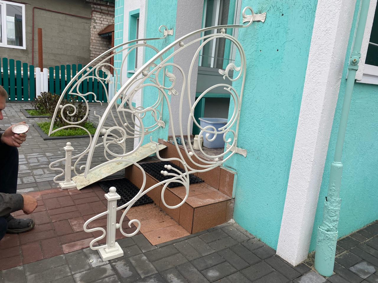 Как избежать визуального перегруза фасада: перила, балкон и входная группа в одном проекте в Сосенском