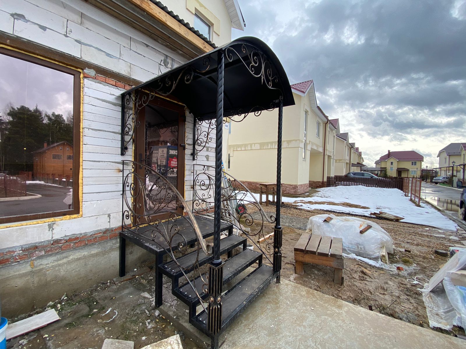 Как выбрать пропорции козырька, перил и светильников, чтобы входная группа не казалась тяжёлой в Сосенском