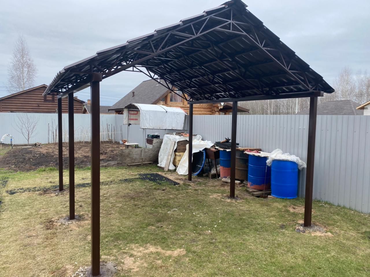 Сколько стоит козырёк из стекла, поликарбоната или металла в Сосенском и от чего зависит смета