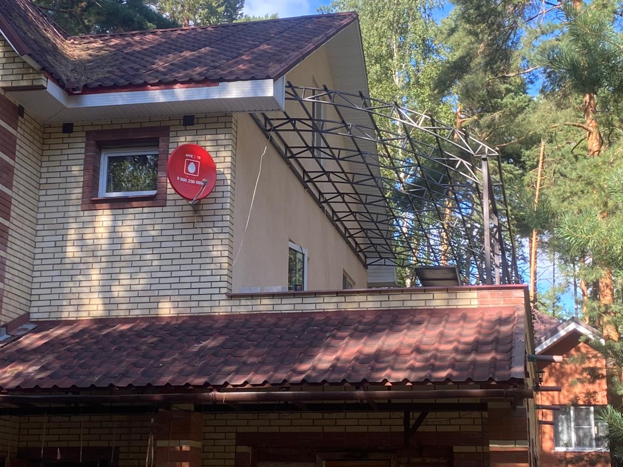 Как выбрать тёплую или акцентную подсветку для козырька и перил у входа в Сосенском