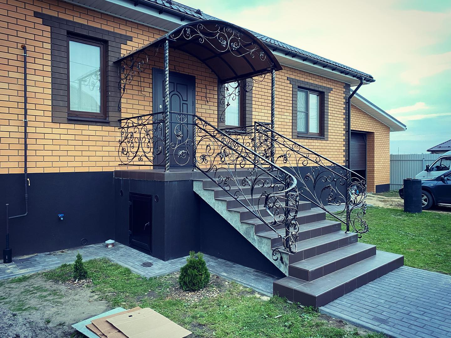 Как выбрать вылет и уклон козырька над входом, чтобы вода не попадала на ступени в Сосенском