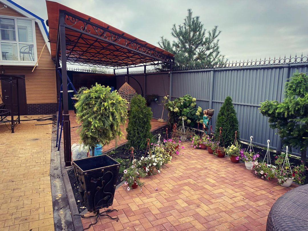 Как выбрать крепление козырька к стене в Сосенском, если покрытие фасада уже выполнено